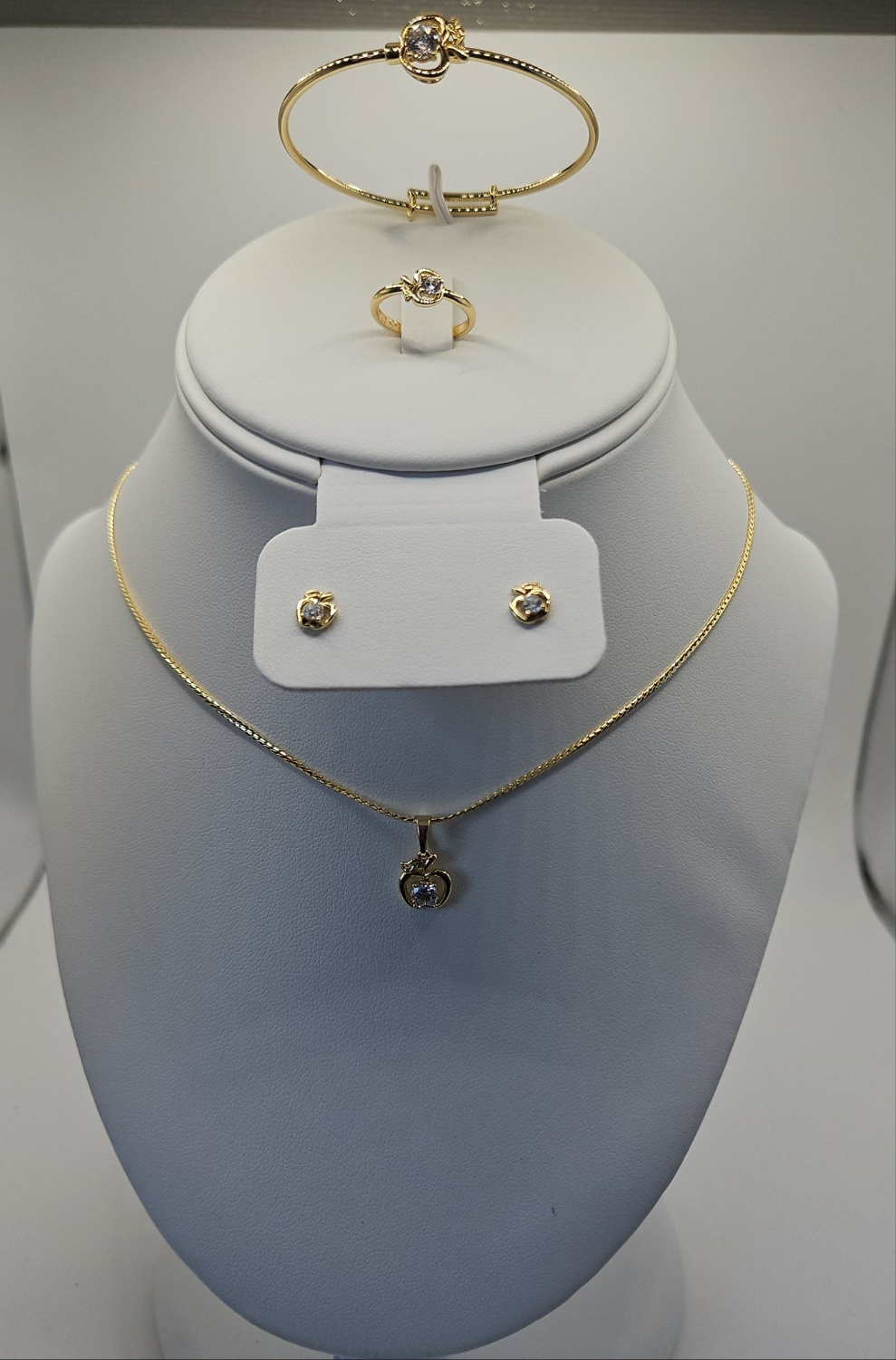 Apple sets little girl