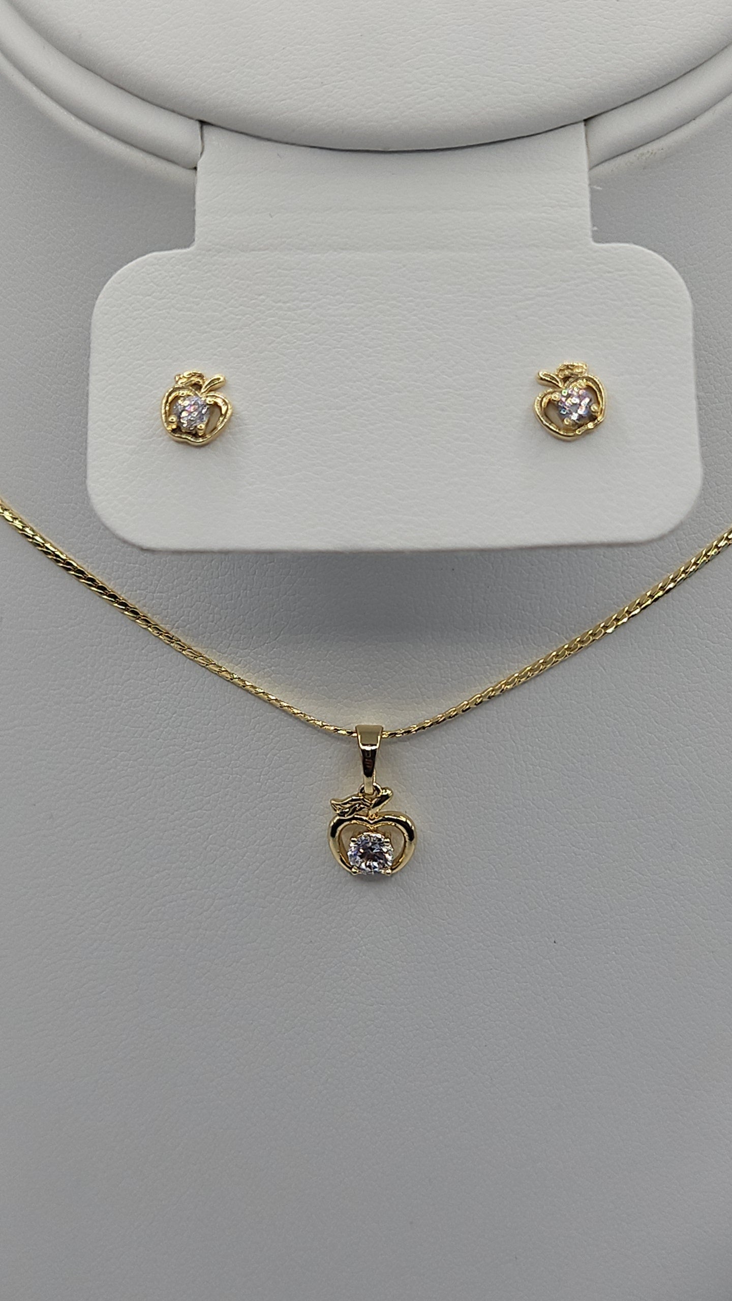 Apple sets little girl