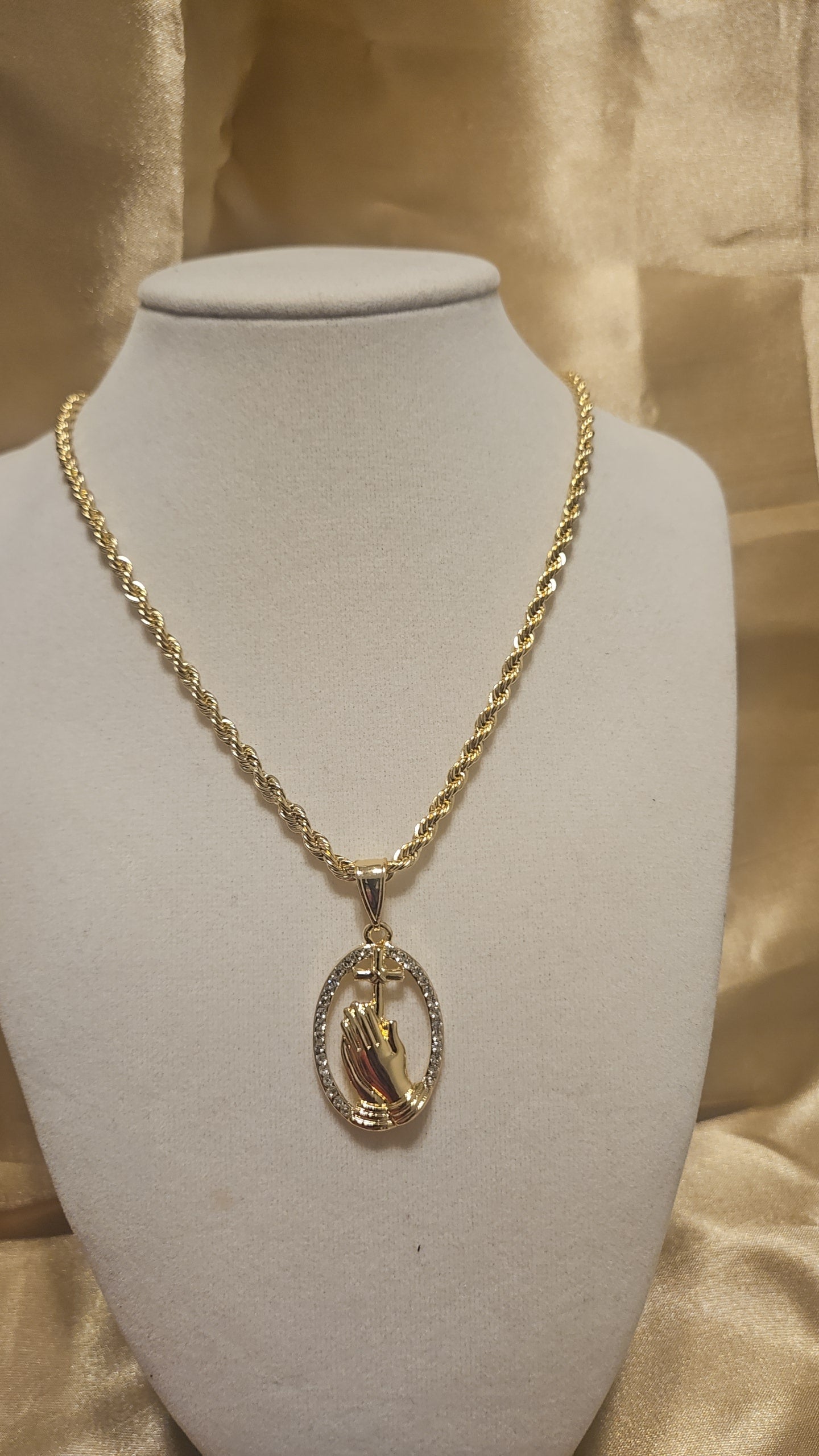 Rope chain with pendant hand pray