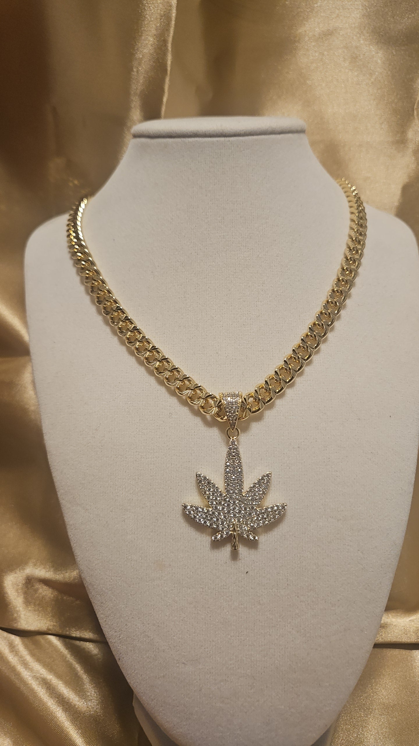 Monaco chain with pendant leaf