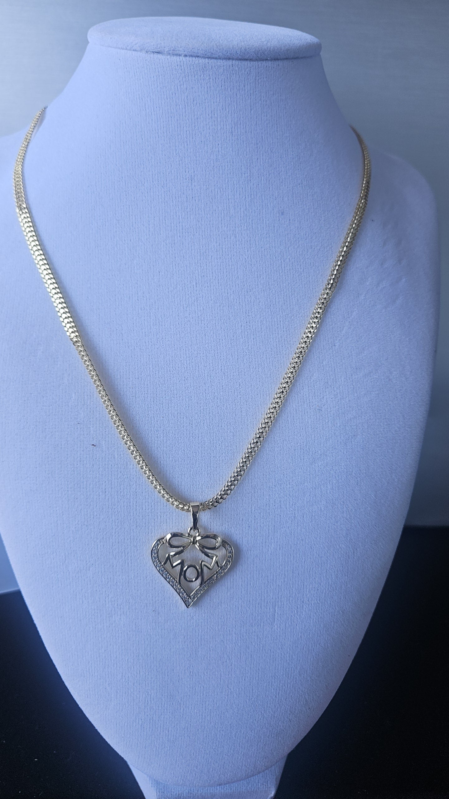 Chain with pendant mom