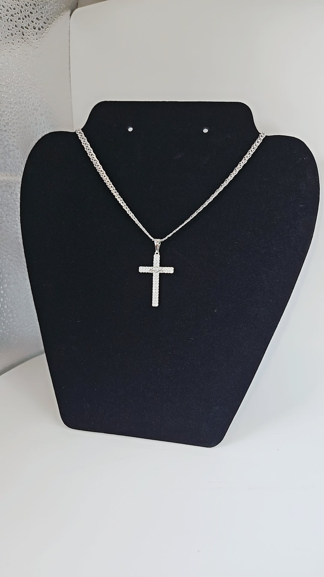 Cross pendant with necklace