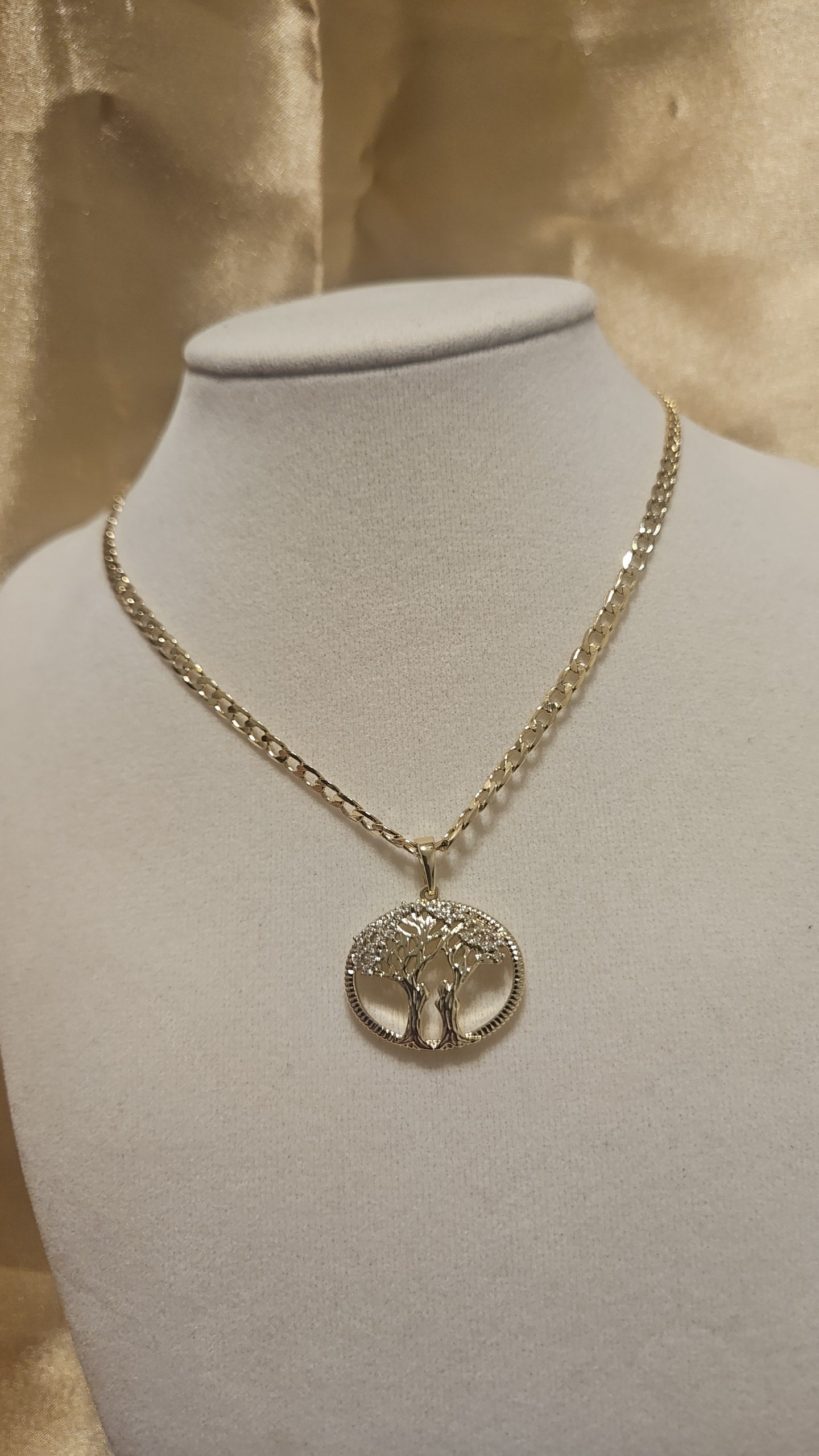 Cuban chain with pendant tree of life