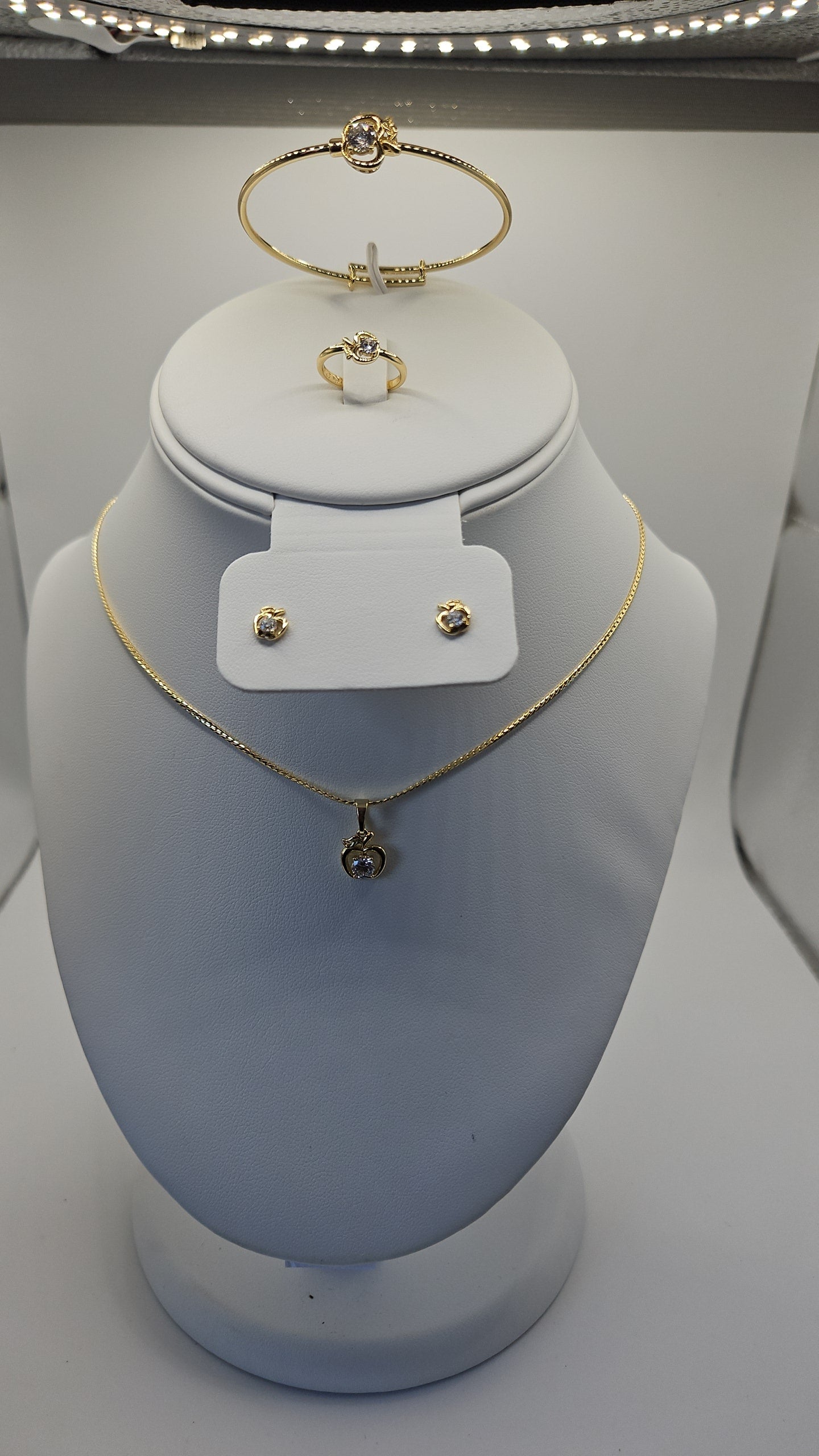 Apple sets little girl