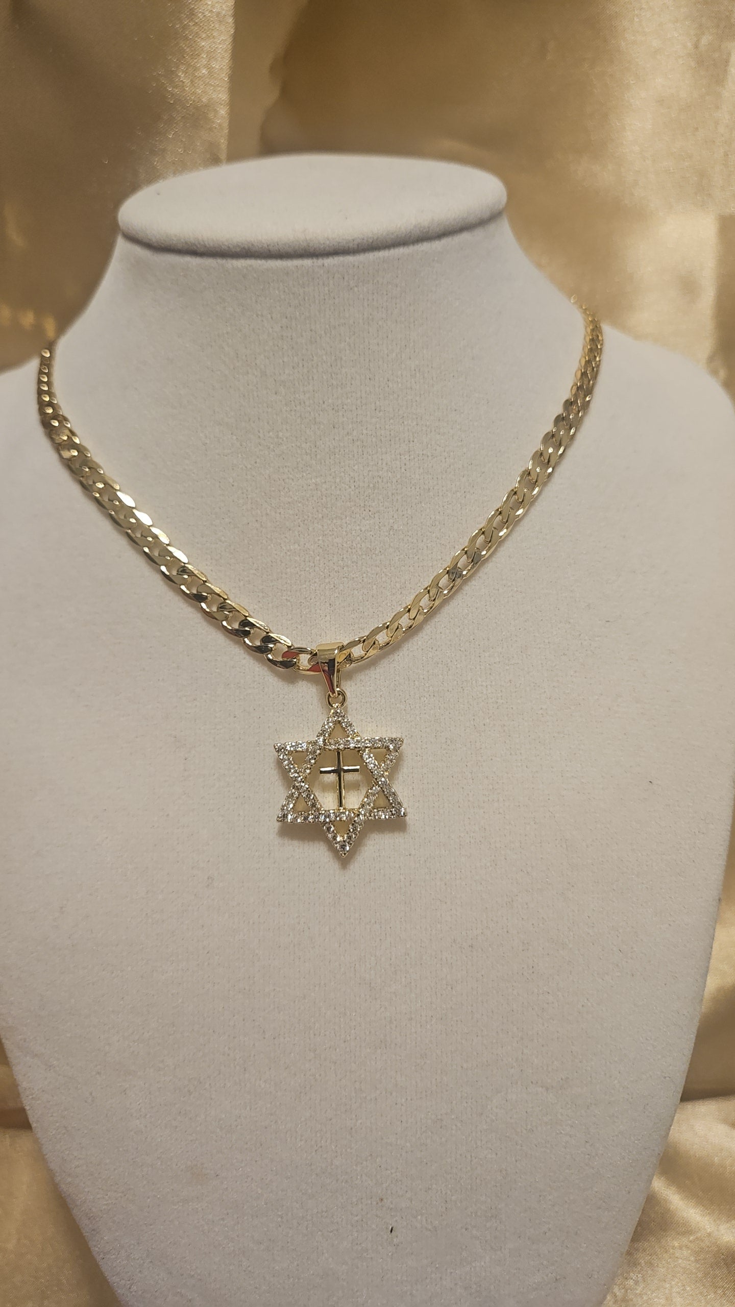 Cuban chain with pendant star small cross in middle